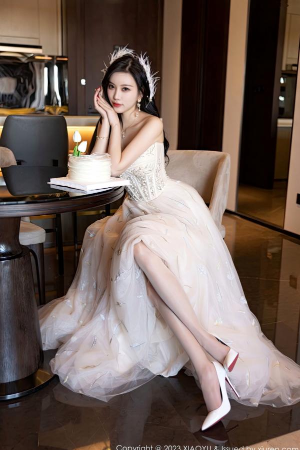 杨晨晨 杨晨晨Yome  XiaoYu语画界 杨晨晨Yome生日主题写真，优雅羽毛长裙性感诱惑，火辣身材私房大尺度欣赏 - 2023.01.06 无圣光第19张图片