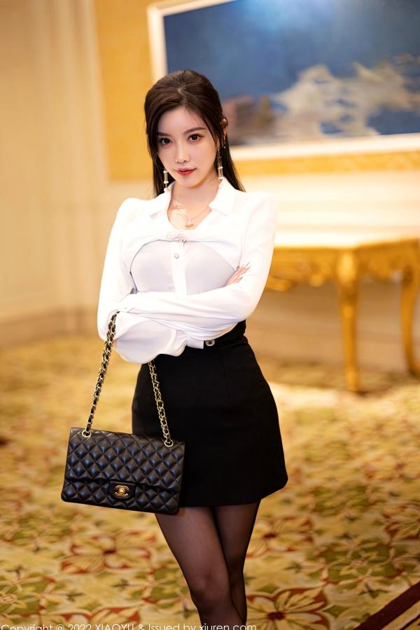 杨晨晨 杨晨晨Yome  XiaoYu语画界-937-杨晨晨Yome：职场OL制服诱惑，白衬衫黑短裙搭配超薄黑丝，展现极致私房性感美腿与曼妙曲线，无圣光大尺度唯美套图第5张图片