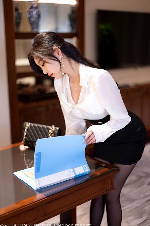 杨晨晨 杨晨晨Yome  XiaoYu语画界-937-杨晨晨Yome：职场OL制服诱惑，白衬衫黑短裙搭配超薄黑丝，展现极致私房性感美腿与曼妙曲线，无圣光大尺度唯美套图第25张图片