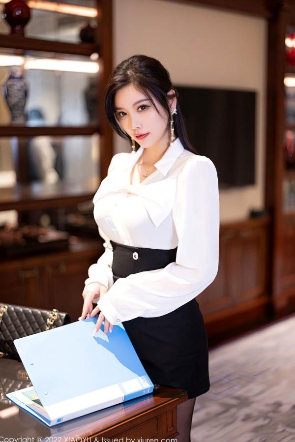 杨晨晨 杨晨晨Yome  XiaoYu语画界-937-杨晨晨Yome：职场OL制服诱惑，白衬衫黑短裙搭配超薄黑丝，展现极致私房性感美腿与曼妙曲线，无圣光大尺度唯美套图第28张图片