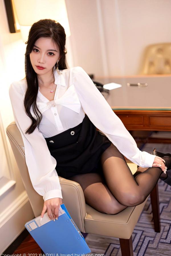 杨晨晨 杨晨晨Yome  XiaoYu语画界-937-杨晨晨Yome：职场OL制服诱惑，白衬衫黑短裙搭配超薄黑丝，展现极致私房性感美腿与曼妙曲线，无圣光大尺度唯美套图第36张图片