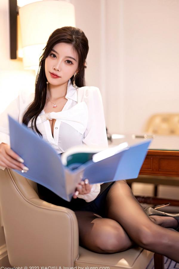 杨晨晨 杨晨晨Yome  XiaoYu语画界-937-杨晨晨Yome：职场OL制服诱惑，白衬衫黑短裙搭配超薄黑丝，展现极致私房性感美腿与曼妙曲线，无圣光大尺度唯美套图第38张图片