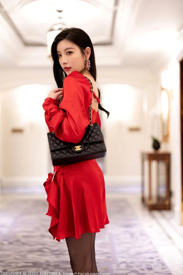 杨晨晨 杨晨晨Yome  XiaoYu语画界932期：杨晨晨Yome红色丝绸礼裙私房大片，极致黑丝吊带袜诱惑，极致身材曲线尽显，室内高跟鞋风情写真，无圣光大尺度高清呈现第1张图片