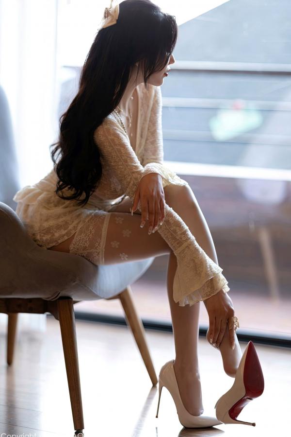 杨晨晨 杨晨晨Yome  XiaoYu语画界-杨晨晨Yome：白色蕾丝薄纱纯欲私房照，优雅身姿尽显诱惑美腿，魅力曲线大尺度写真第19张图片