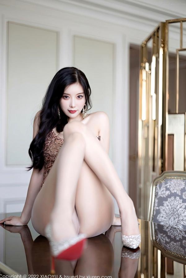 杨晨晨 杨晨晨Yome  XiaoYu语画界-897-杨晨晨Yome-金色亮片吊带裙-超薄肉丝诱惑-精致女神私房写真-修长美腿-奢华视觉盛宴第47张图片