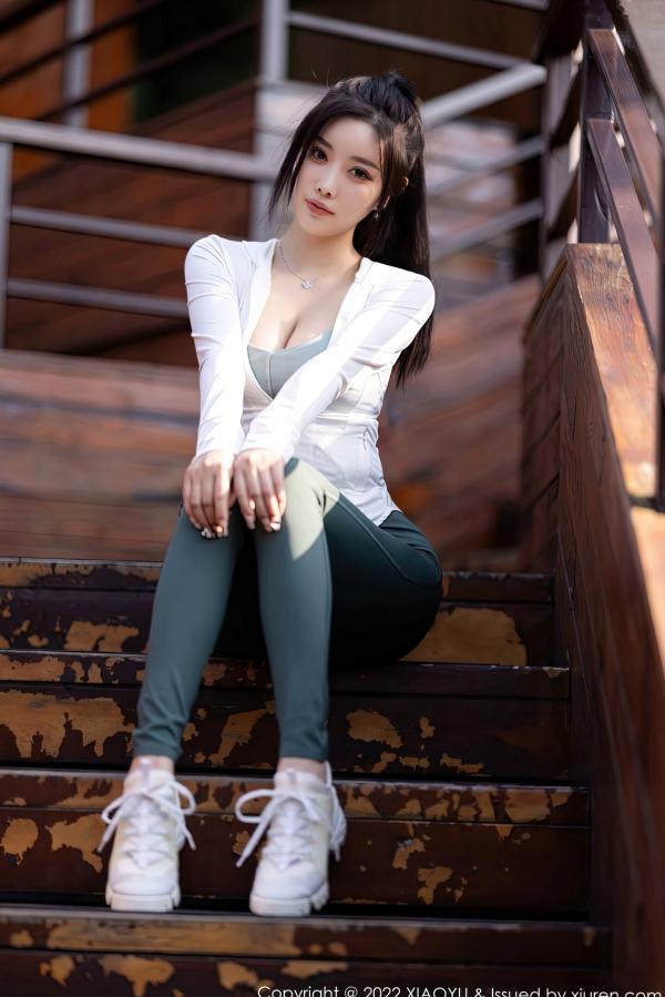 杨晨晨 杨晨晨Yome  XiaoYu语画界892期：杨晨晨Yome白色紧身裤S曲线写真，极致诱惑私房照与户外动态美感，无圣光大尺度展现完美尤物身材第13张图片