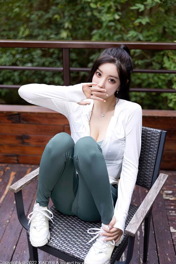 杨晨晨 杨晨晨Yome  XiaoYu语画界892期：杨晨晨Yome白色紧身裤S曲线写真，极致诱惑私房照与户外动态美感，无圣光大尺度展现完美尤物身材第25张图片