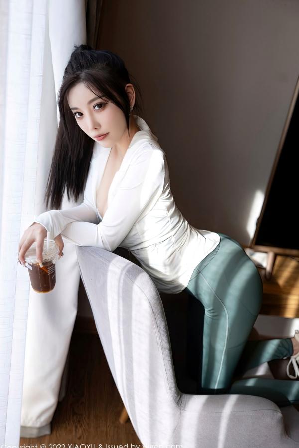 杨晨晨 杨晨晨Yome  XiaoYu语画界892期：杨晨晨Yome白色紧身裤S曲线写真，极致诱惑私房照与户外动态美感，无圣光大尺度展现完美尤物身材第31张图片