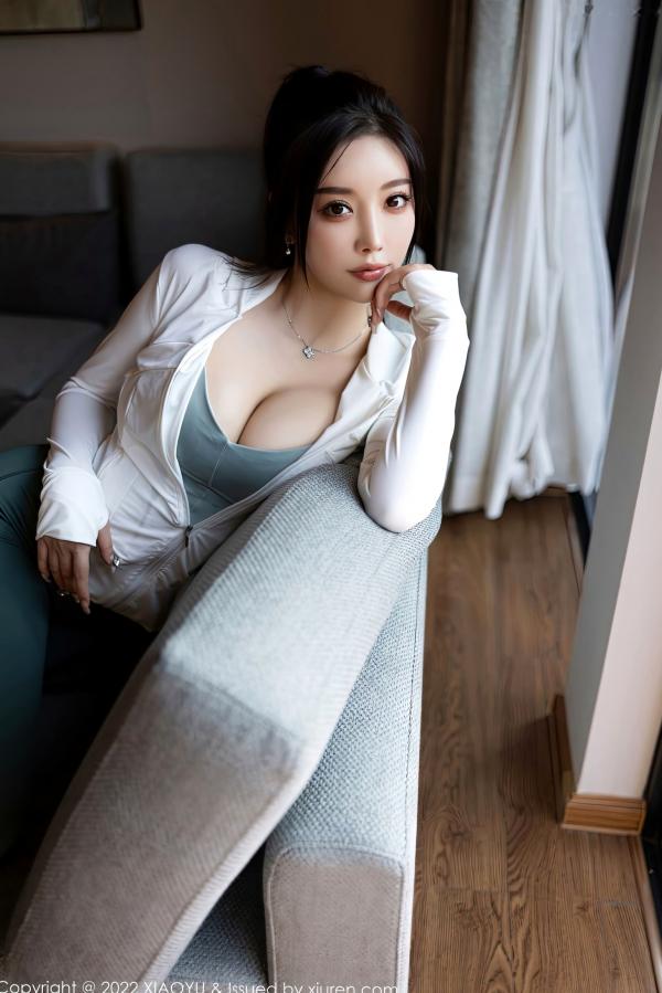 杨晨晨 杨晨晨Yome  XiaoYu语画界892期：杨晨晨Yome白色紧身裤S曲线写真，极致诱惑私房照与户外动态美感，无圣光大尺度展现完美尤物身材第34张图片
