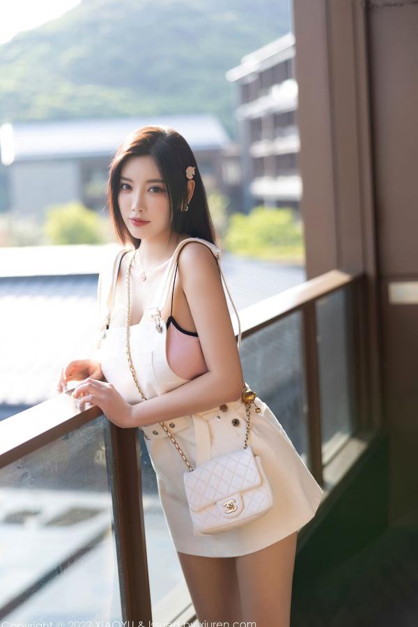 杨晨晨 杨晨晨Yome  XiaoYu语画界-887-杨晨晨Yome杭州旅拍：白色背带短裙配粉色内衣，清纯与性感并存的绝美室内私房摄影大片第1张图片