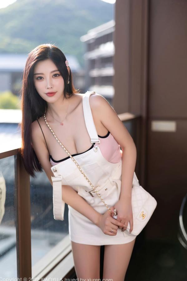杨晨晨 杨晨晨Yome  XiaoYu语画界-887-杨晨晨Yome杭州旅拍：白色背带短裙配粉色内衣，清纯与性感并存的绝美室内私房摄影大片第2张图片