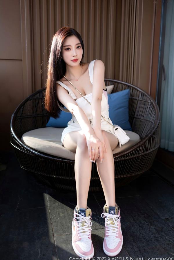 杨晨晨 杨晨晨Yome  XiaoYu语画界-887-杨晨晨Yome杭州旅拍：白色背带短裙配粉色内衣，清纯与性感并存的绝美室内私房摄影大片第9张图片
