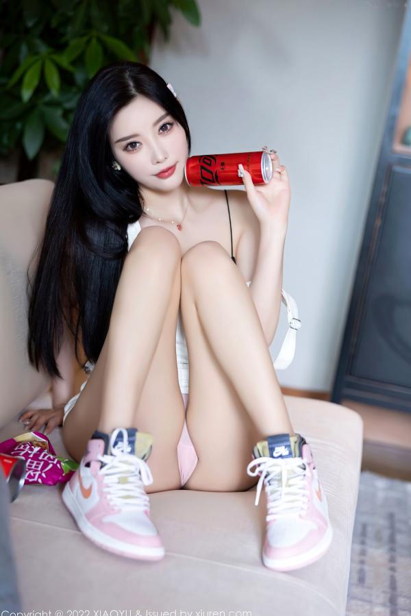 杨晨晨 杨晨晨Yome  XiaoYu语画界-887-杨晨晨Yome杭州旅拍：白色背带短裙配粉色内衣，清纯与性感并存的绝美室内私房摄影大片第28张图片