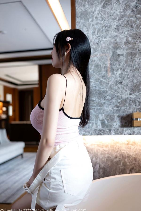 杨晨晨 杨晨晨Yome  XiaoYu语画界-887-杨晨晨Yome杭州旅拍：白色背带短裙配粉色内衣，清纯与性感并存的绝美室内私房摄影大片第46张图片