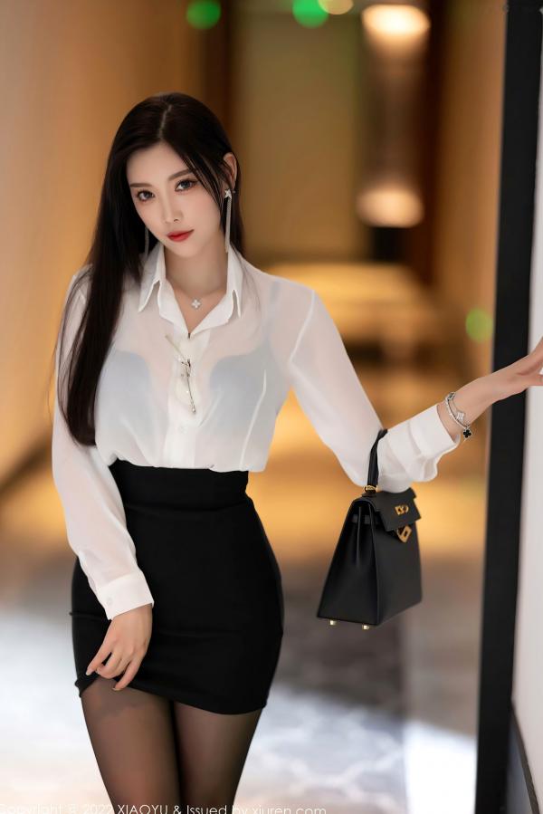 杨晨晨 杨晨晨Yome  XiaoYu语画界-865-杨晨晨Yome：职场诱惑，白衬衫包臀裙与性感黑丝的极致演绎，杭州旅拍知性御姐写真第2张图片