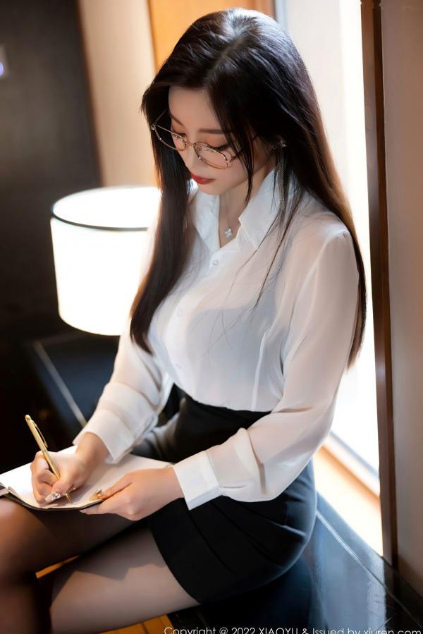 杨晨晨 杨晨晨Yome  XiaoYu语画界-865-杨晨晨Yome：职场诱惑，白衬衫包臀裙与性感黑丝的极致演绎，杭州旅拍知性御姐写真第7张图片