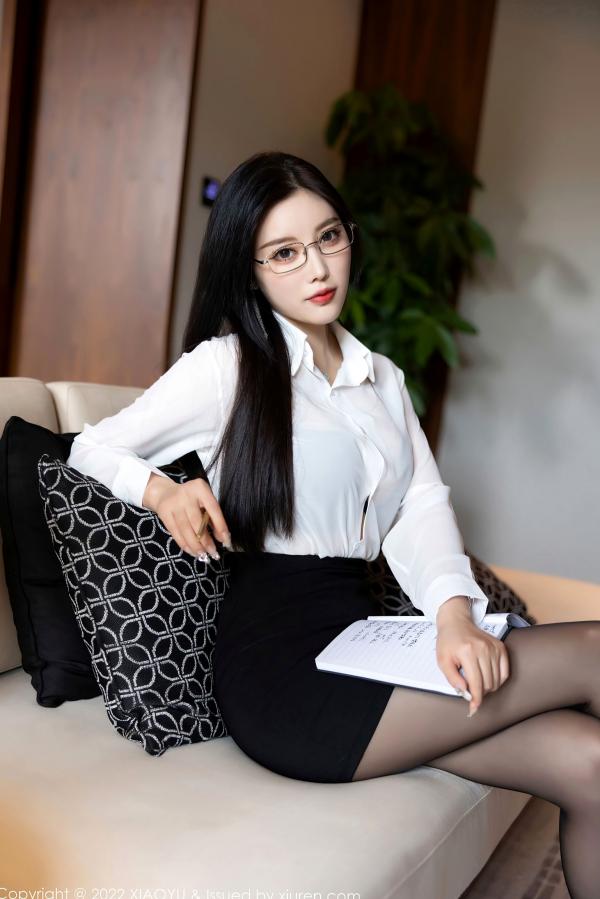 杨晨晨 杨晨晨Yome  XiaoYu语画界-865-杨晨晨Yome：职场诱惑，白衬衫包臀裙与性感黑丝的极致演绎，杭州旅拍知性御姐写真第13张图片