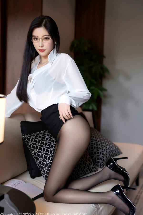 杨晨晨 杨晨晨Yome  XiaoYu语画界-865-杨晨晨Yome：职场诱惑，白衬衫包臀裙与性感黑丝的极致演绎，杭州旅拍知性御姐写真第20张图片
