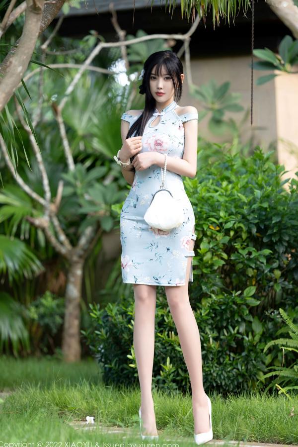 杨晨晨 杨晨晨Yome  杨晨晨Yome私房写真：淡蓝碎花旗袍优雅显曲线，纯欲蕾丝内衣极致性感诱惑第9张图片