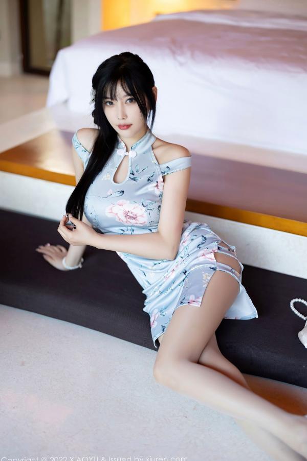 杨晨晨 杨晨晨Yome  杨晨晨Yome私房写真：淡蓝碎花旗袍优雅显曲线，纯欲蕾丝内衣极致性感诱惑第17张图片