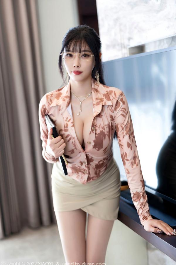 杨晨晨 杨晨晨Yome  XiaoYu语画界-821-杨晨晨Yome心愿旅拍，职场OL风修身穿搭秀长腿，精致红底高跟鞋唯美写真第4张图片