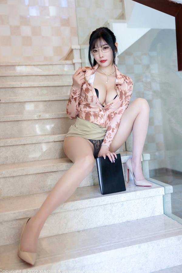 杨晨晨 杨晨晨Yome  XiaoYu语画界-821-杨晨晨Yome心愿旅拍，职场OL风修身穿搭秀长腿，精致红底高跟鞋唯美写真第36张图片
