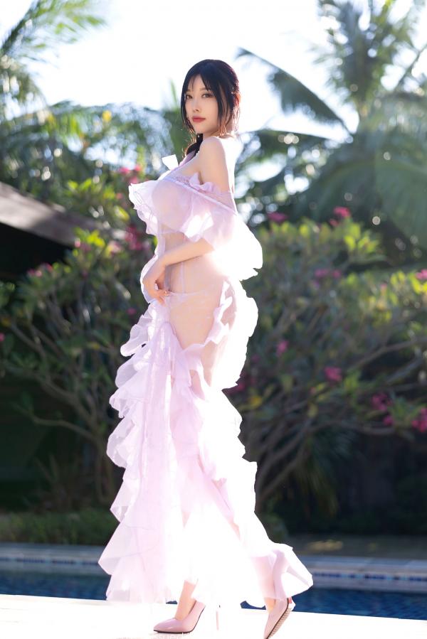 杨晨晨 杨晨晨Yome  XiaoYu语画界-杨晨晨Yome海南户外泳池比基尼私房写真，清透紫色套装勾勒绝美身姿，尽显夏日纯欲性感风情，无圣光大尺度第22张图片