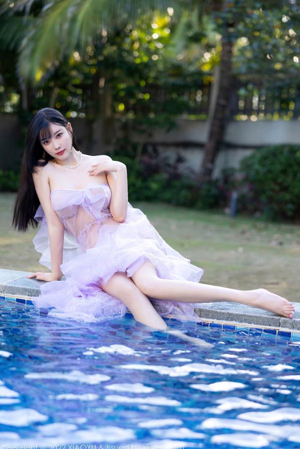 杨晨晨 杨晨晨Yome  XiaoYu语画界-杨晨晨Yome海南户外泳池比基尼私房写真，清透紫色套装勾勒绝美身姿，尽显夏日纯欲性感风情，无圣光大尺度第41张图片