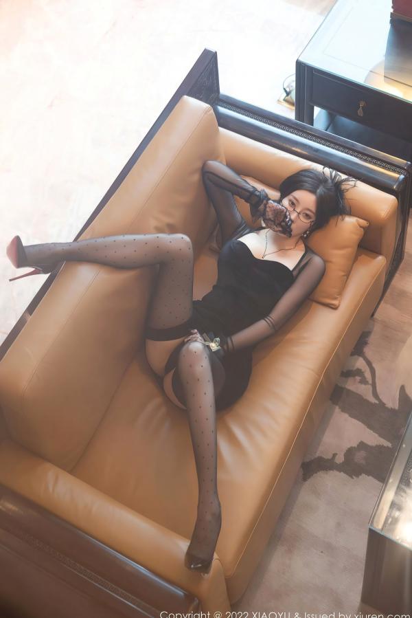 杨晨晨 杨晨晨Yome  XiaoYu语画界-811-杨晨晨Yome-黑色吊带裙波点黑丝私房写真-冷艳魅惑-极品身材诱惑-2022.07.01第7张图片