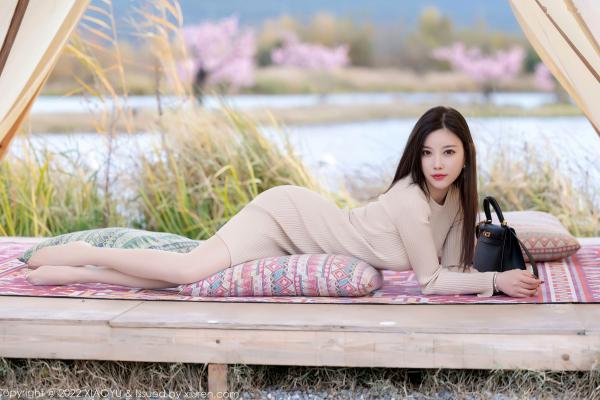 杨晨晨 杨晨晨Yome  XiaoYu语画界-796-杨晨晨Yome：丽江心愿旅拍，演绎室内紫色蕾丝内衣私房照与户外清新优雅针织裙装，性感美腿魅惑十足，精选无圣光大尺度高清套图第14张图片