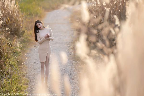 杨晨晨 杨晨晨Yome  XiaoYu语画界-796-杨晨晨Yome：丽江心愿旅拍，演绎室内紫色蕾丝内衣私房照与户外清新优雅针织裙装，性感美腿魅惑十足，精选无圣光大尺度高清套图第24张图片