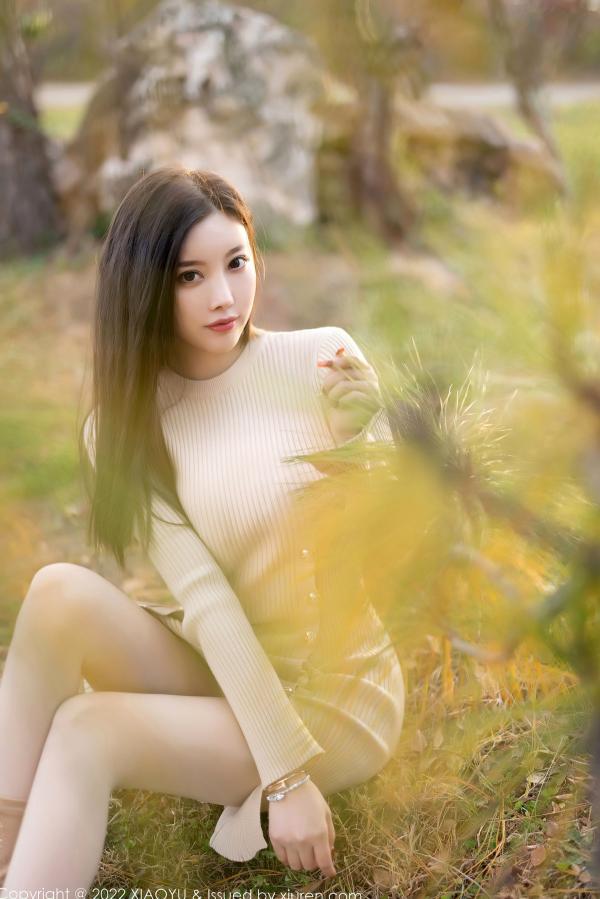 杨晨晨 杨晨晨Yome  XiaoYu语画界-796-杨晨晨Yome：丽江心愿旅拍，演绎室内紫色蕾丝内衣私房照与户外清新优雅针织裙装，性感美腿魅惑十足，精选无圣光大尺度高清套图第31张图片
