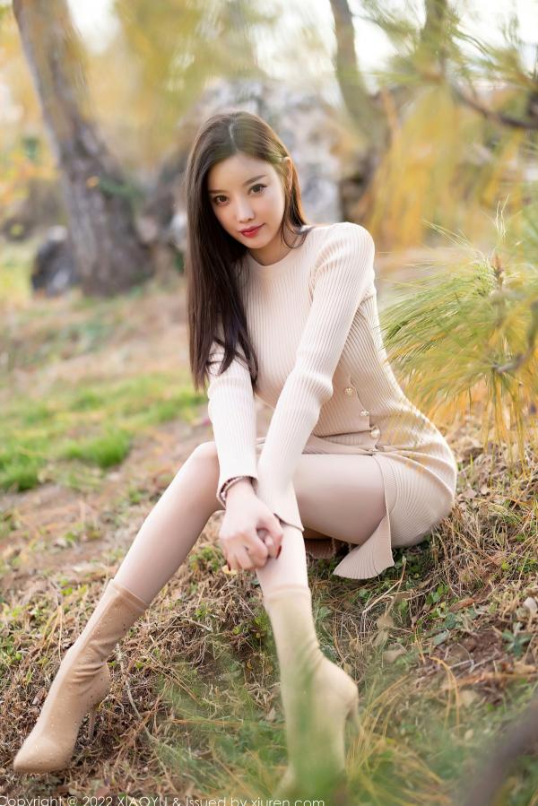 杨晨晨 杨晨晨Yome  XiaoYu语画界-796-杨晨晨Yome：丽江心愿旅拍，演绎室内紫色蕾丝内衣私房照与户外清新优雅针织裙装，性感美腿魅惑十足，精选无圣光大尺度高清套图第33张图片