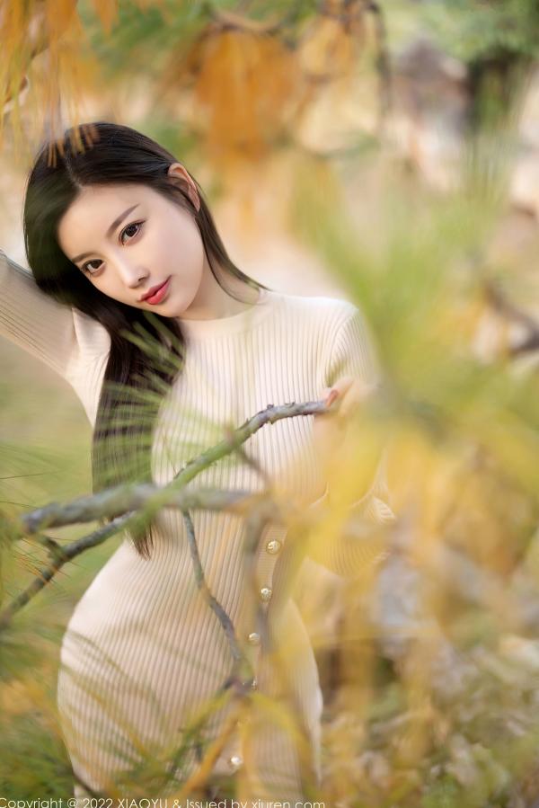 杨晨晨 杨晨晨Yome  XiaoYu语画界-796-杨晨晨Yome：丽江心愿旅拍，演绎室内紫色蕾丝内衣私房照与户外清新优雅针织裙装，性感美腿魅惑十足，精选无圣光大尺度高清套图第35张图片