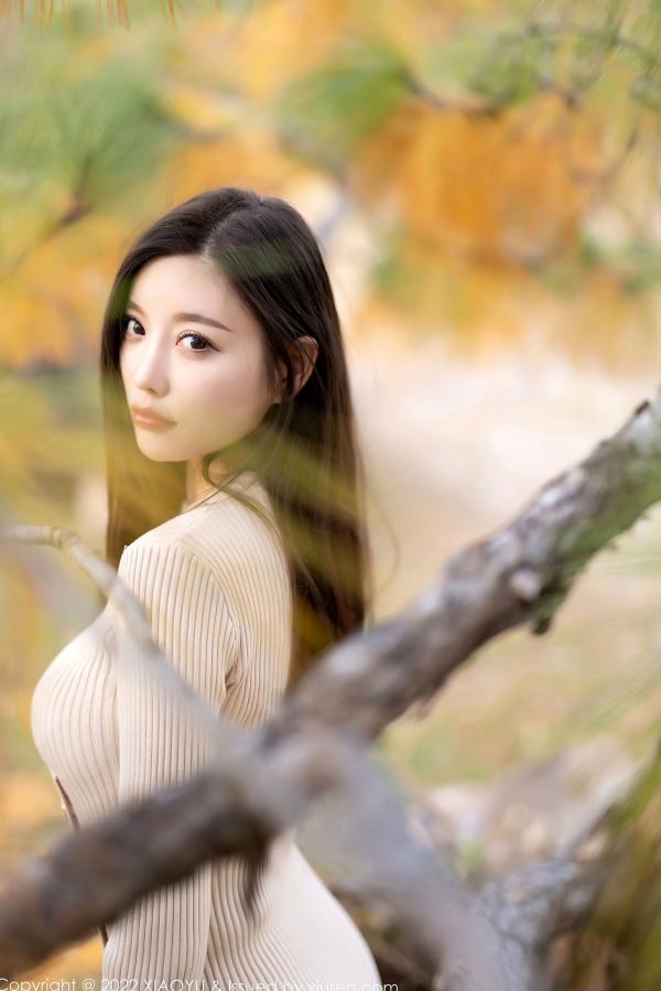 杨晨晨 杨晨晨Yome  XiaoYu语画界-796-杨晨晨Yome：丽江心愿旅拍，演绎室内紫色蕾丝内衣私房照与户外清新优雅针织裙装，性感美腿魅惑十足，精选无圣光大尺度高清套图第36张图片