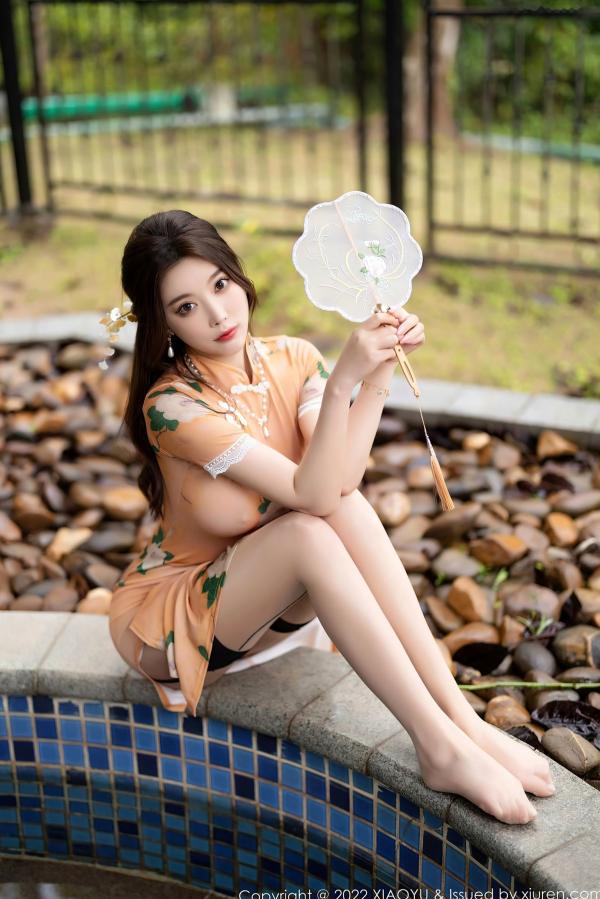 杨晨晨 杨晨晨Yome  XiaoYu语画界-782期：杨晨晨Yome惠州旅拍，浅色修身旗袍演绎古典性感，泳池边的诱惑美学，无圣光大尺度私房写真第3张图片