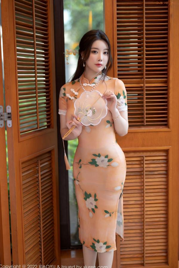 杨晨晨 杨晨晨Yome  XiaoYu语画界-782期：杨晨晨Yome惠州旅拍，浅色修身旗袍演绎古典性感，泳池边的诱惑美学，无圣光大尺度私房写真第26张图片