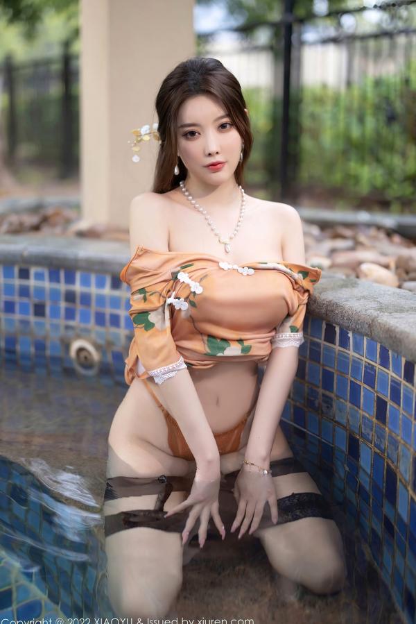 杨晨晨 杨晨晨Yome  XiaoYu语画界-782期：杨晨晨Yome惠州旅拍，浅色修身旗袍演绎古典性感，泳池边的诱惑美学，无圣光大尺度私房写真第54张图片