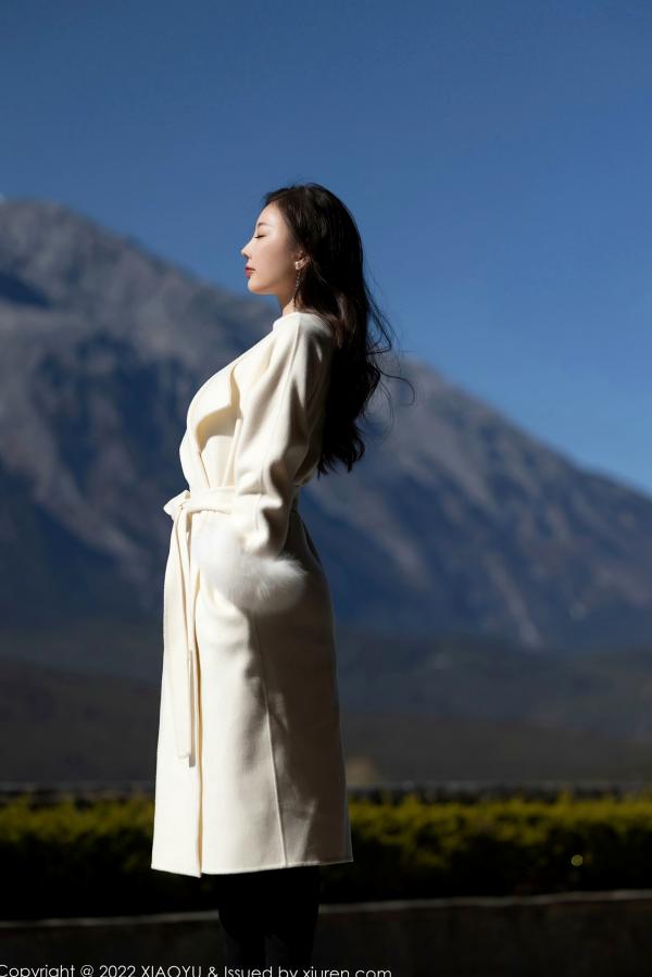 杨晨晨 杨晨晨Yome  XiaoYu语画界-杨晨晨Yome丽江旅拍私房照，白色针织衫与蕾丝内衣的极致御姐风，S型身材曲线撩人，无圣光大尺度唯美套图第1张图片