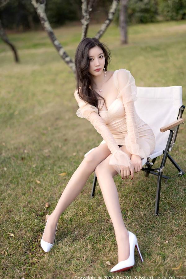 杨晨晨 杨晨晨Yome  XiaoYu语画界-758-杨晨晨Yome-丽江心愿旅拍-高级感毛绒装与修身裙-绝美曲线女神户外写真第34张图片