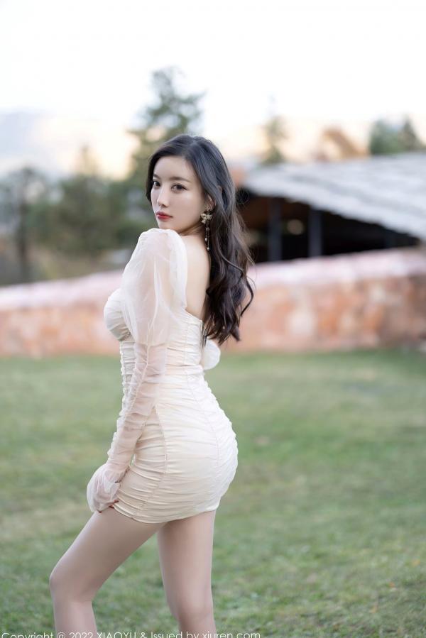 杨晨晨 杨晨晨Yome  XiaoYu语画界-758-杨晨晨Yome-丽江心愿旅拍-高级感毛绒装与修身裙-绝美曲线女神户外写真第41张图片