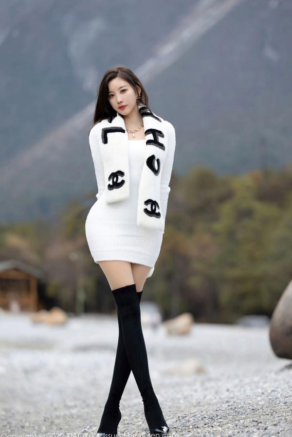 杨晨晨 杨晨晨Yome  XiaoYu语画界-758-杨晨晨Yome-丽江心愿旅拍-高级感毛绒装与修身裙-绝美曲线女神户外写真第51张图片
