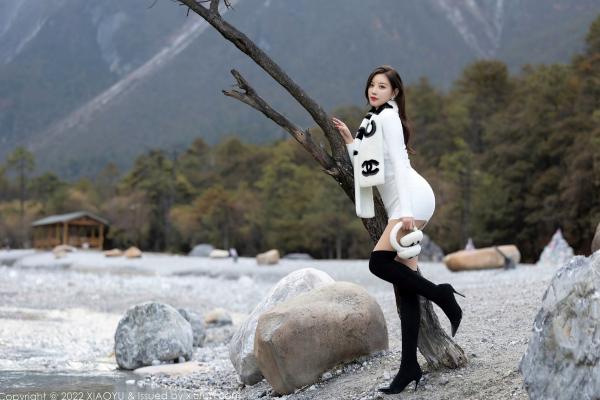 杨晨晨 杨晨晨Yome  XiaoYu语画界-758-杨晨晨Yome-丽江心愿旅拍-高级感毛绒装与修身裙-绝美曲线女神户外写真第56张图片