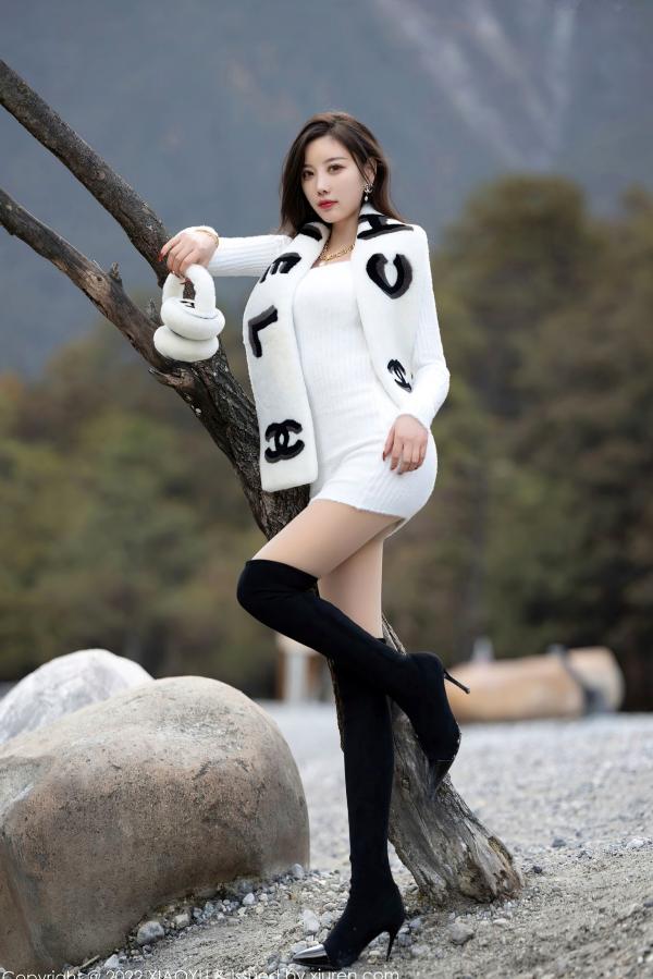 杨晨晨 杨晨晨Yome  XiaoYu语画界-758-杨晨晨Yome-丽江心愿旅拍-高级感毛绒装与修身裙-绝美曲线女神户外写真第57张图片
