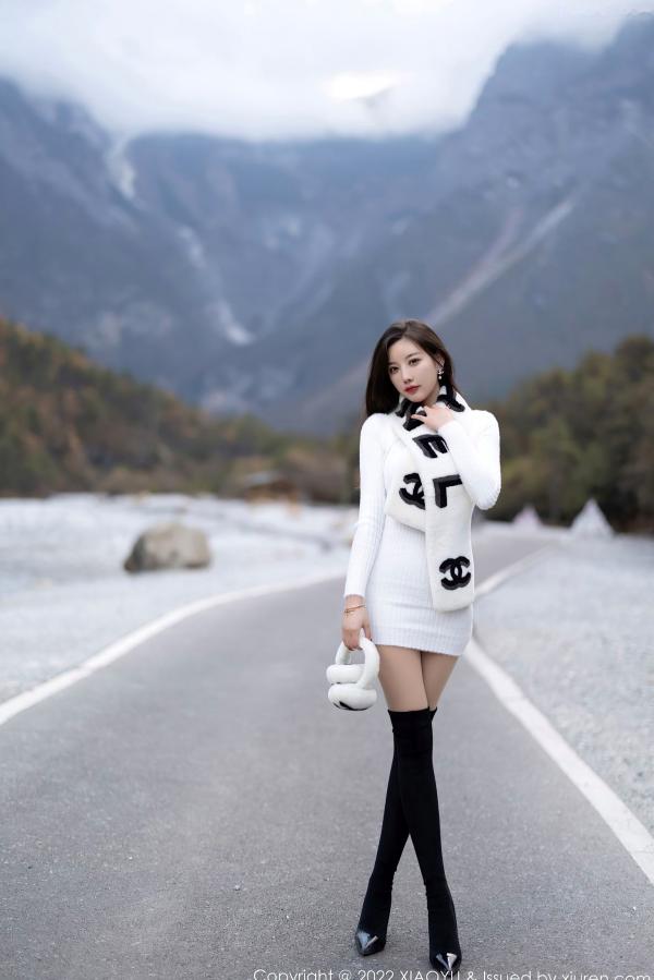 杨晨晨 杨晨晨Yome  XiaoYu语画界-758-杨晨晨Yome-丽江心愿旅拍-高级感毛绒装与修身裙-绝美曲线女神户外写真第59张图片