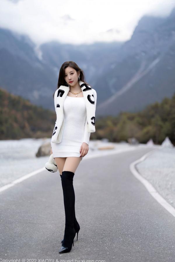 杨晨晨 杨晨晨Yome  XiaoYu语画界-758-杨晨晨Yome-丽江心愿旅拍-高级感毛绒装与修身裙-绝美曲线女神户外写真第62张图片