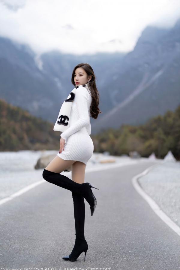 杨晨晨 杨晨晨Yome  XiaoYu语画界-758-杨晨晨Yome-丽江心愿旅拍-高级感毛绒装与修身裙-绝美曲线女神户外写真第63张图片