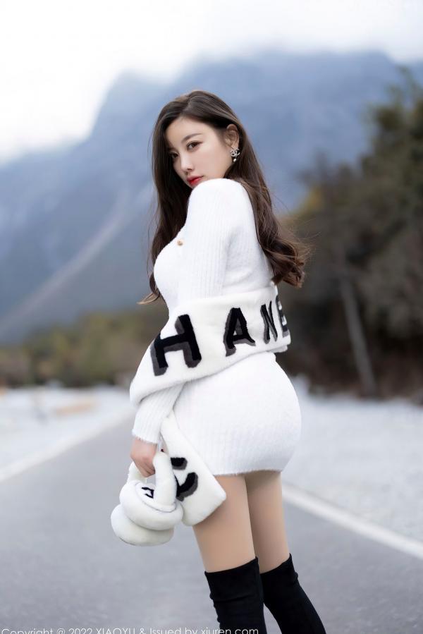 杨晨晨 杨晨晨Yome  XiaoYu语画界-758-杨晨晨Yome-丽江心愿旅拍-高级感毛绒装与修身裙-绝美曲线女神户外写真第65张图片