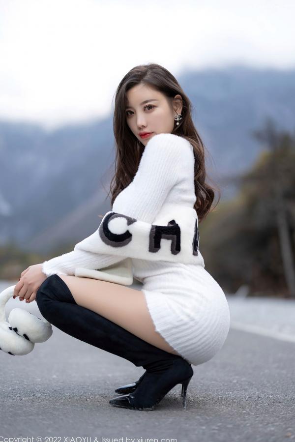 杨晨晨 杨晨晨Yome  XiaoYu语画界-758-杨晨晨Yome-丽江心愿旅拍-高级感毛绒装与修身裙-绝美曲线女神户外写真第66张图片