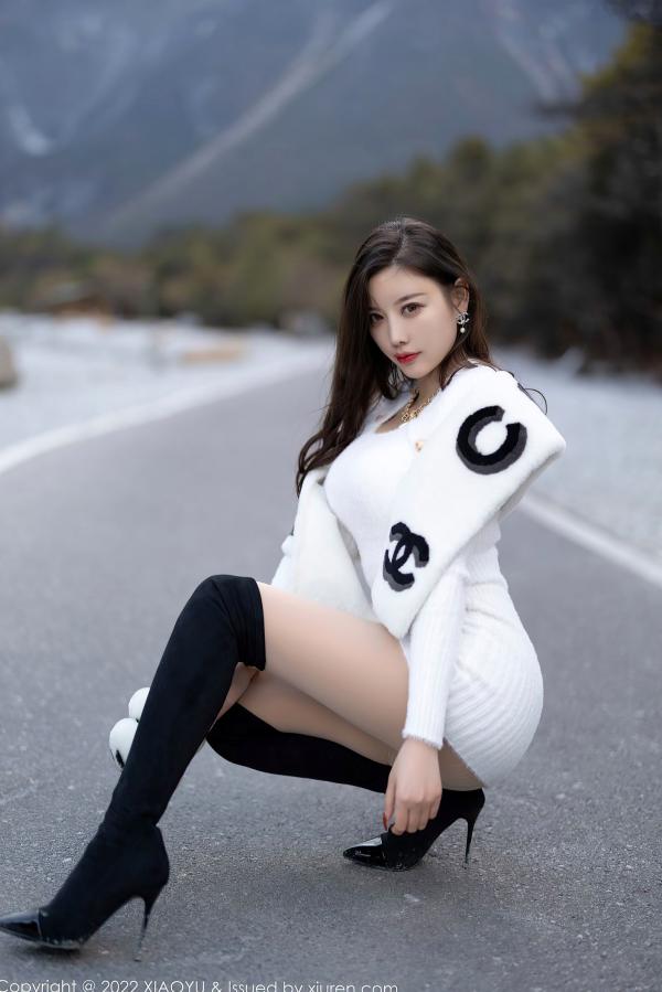杨晨晨 杨晨晨Yome  XiaoYu语画界-758-杨晨晨Yome-丽江心愿旅拍-高级感毛绒装与修身裙-绝美曲线女神户外写真第68张图片